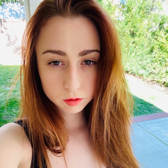 Meet your Posher, Nicole - Picture 1 of 1